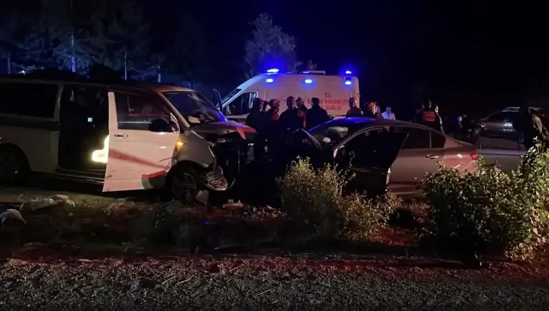 Ters Yön Faciası: Kafa Kafaya Çarpışan Araçlarda Çok Sayıda Ölü ve Yaralı