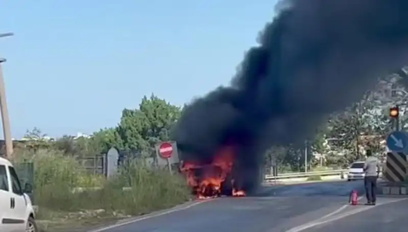 Çarşaf Yüklü Kamyonet Alev Alarak Korku Dolu Anlar Yaşattı