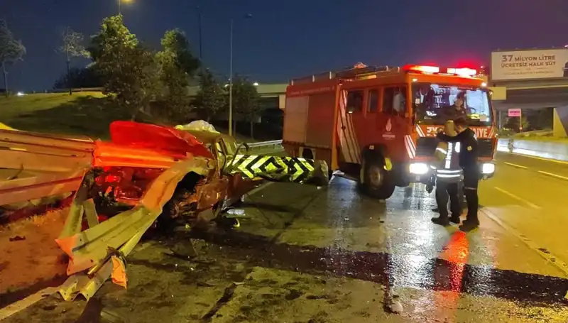 Bariyer Otomobile Saplandı: Sürücünün Hayati Tehlikesi Sürüyor