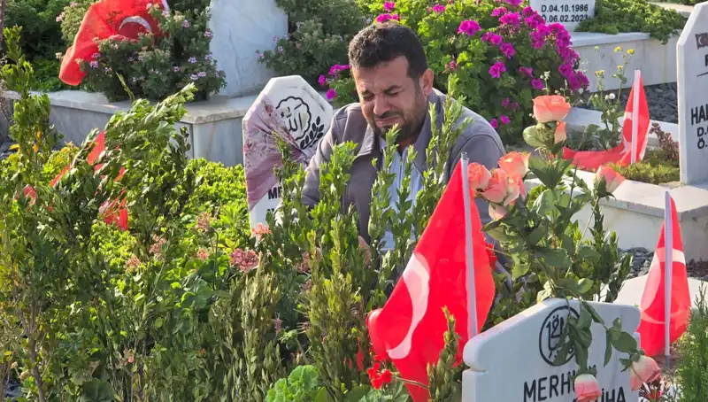 Deprem Şehitliğinde Buruk Bayram: Yürekler Yanıyor, Hatıralar Tazeleniyor