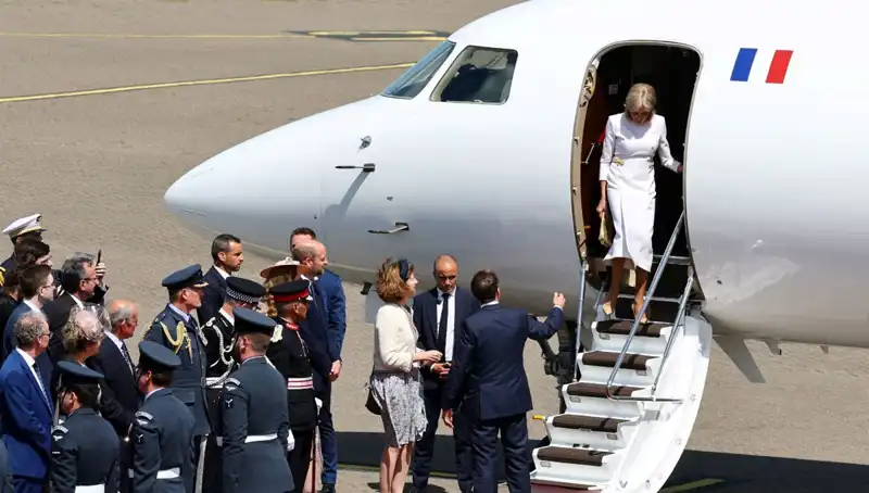 Eşinin Macron'un Elini Havada Bırakmasının İlginç Sebebi Ortaya Çıktı