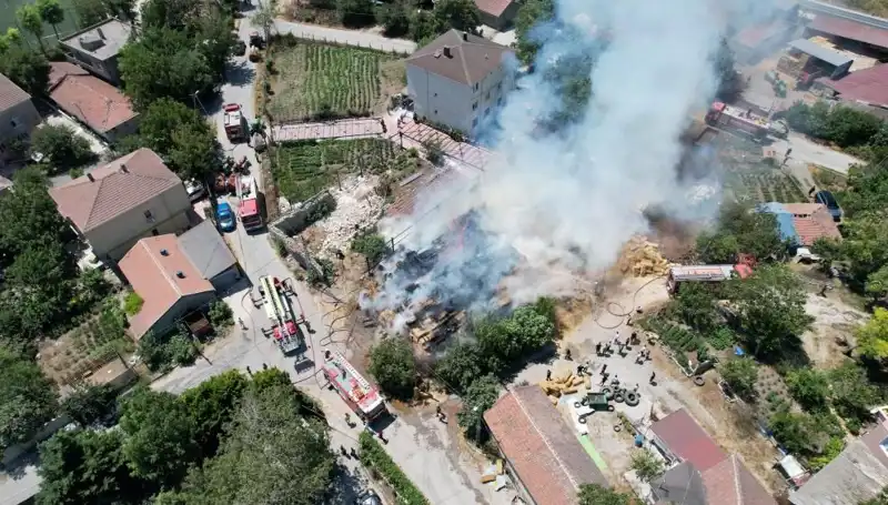 Arnavutköy'de Yangın Paniği: Saman Balyaları İçin Zamanla Yarıştı