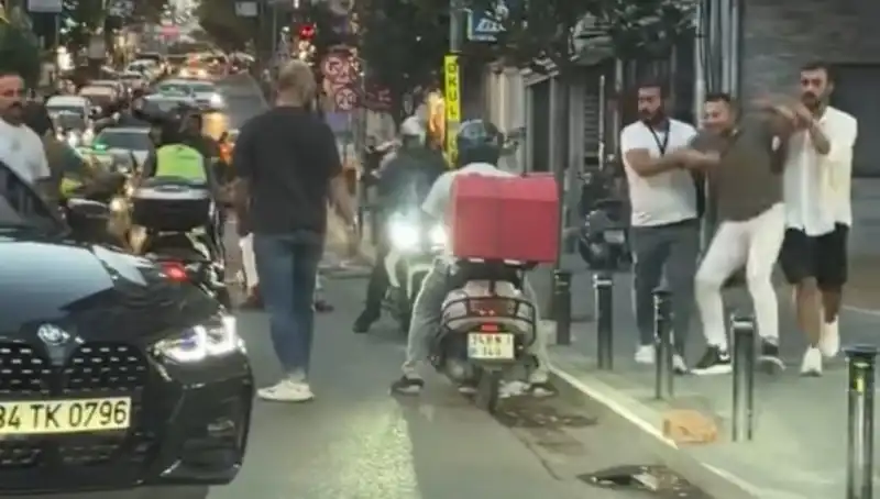 Nişantaşı'nda Yol Verme Tartışması: Sopalı Kavgaya Dönüştü