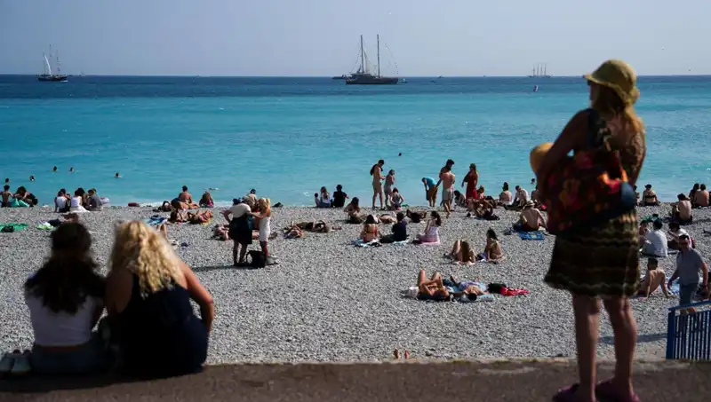 Fransa'da Sigara İçme Yasakları Genişletiliyor: Park ve Plajlarda Para Ceza Dönemi Başladı