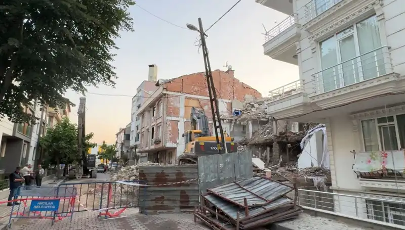 Yıkım Sürecinde Elektrik Kesintisi: İki Sokak Karanlıkta Kaldı