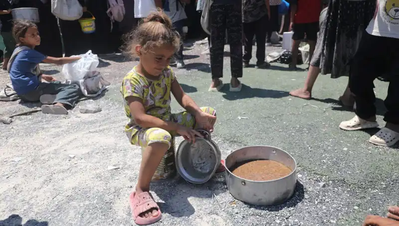 Gazze'de Aileler Ekmek İçin Yarışırken Çocuklar Açlıktan Feryat Ediyor