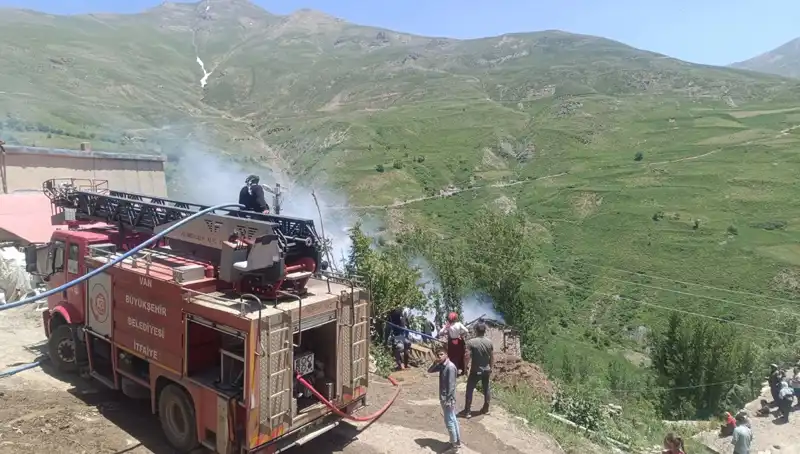 Van'da Trajik Ev Yangını: Bir Çocuk Hayatını Kaybetti