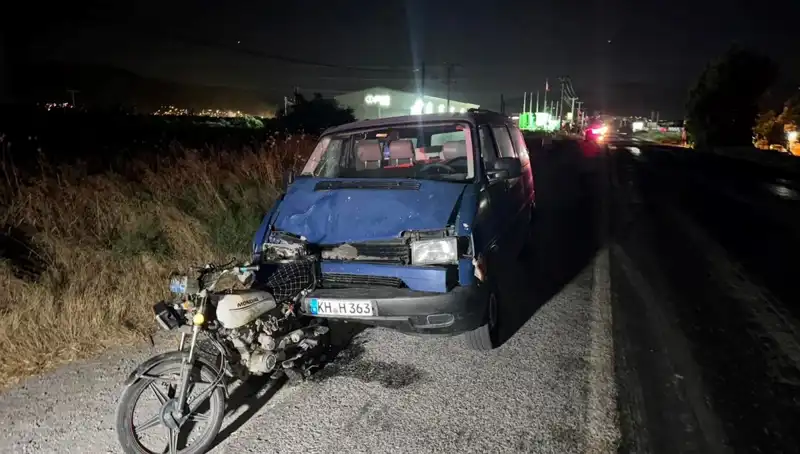 Söke'de Minibüs ile Motosiklet Çarpıştı: 3 Kişi Yaralandı