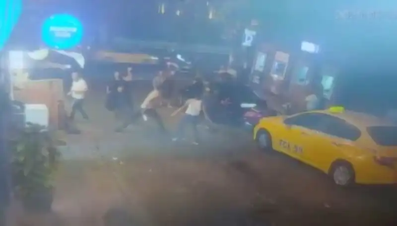 Beyoğlu’nda Sıcak Gelişme: Laf Atma Kavgasında Kan Aktı!