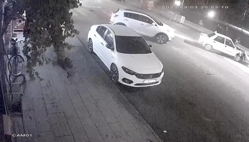 Yaya Geçidinde Dram: Yayaya Yol Vermek İsterken Kaza Yapan Sürücüler