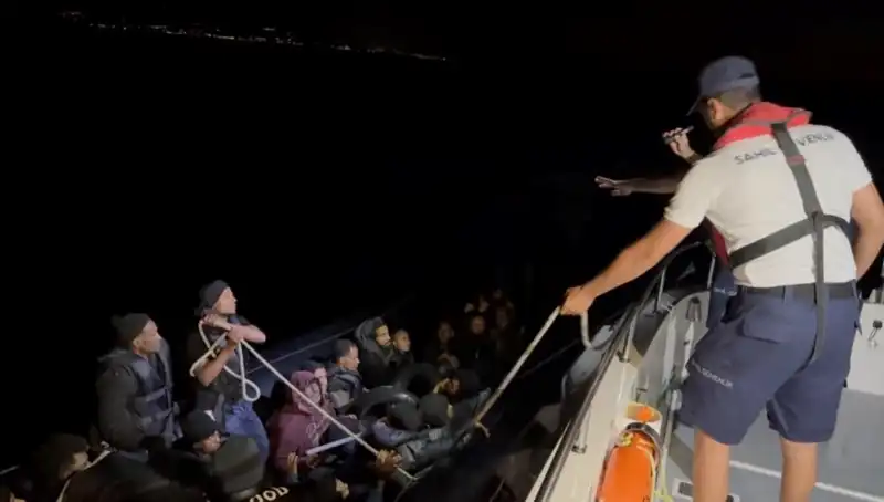 Çeşme’de Denizde Sürüklenen 42 Kaçak Göçmen Dramı: Kurtarma Operasyonu Başarılı Oldu