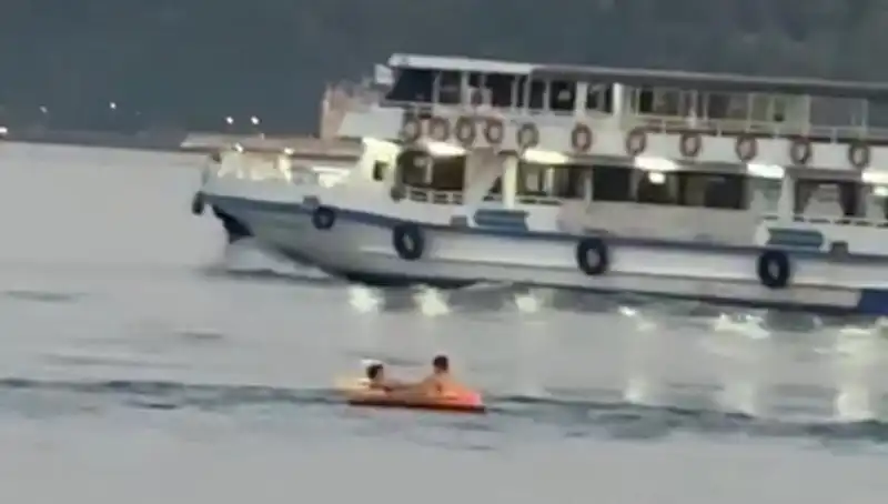 Sarıyer Sahilinde İki Çocuğun Denizdeki Cesur Macerası