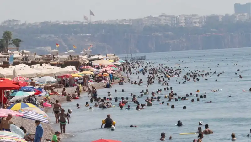 Antalya'da Deniz Aşırı Sıcaklıklarla Yüzleri Güldürüyor!