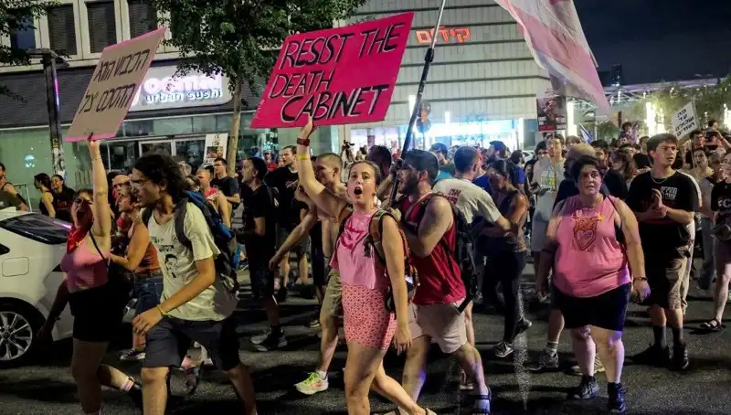 Tel Aviv'de On Binlerce Kişi Netanyahu'ya Karşı Sokağa Döküldü: Protestoların Nedeni Ne?