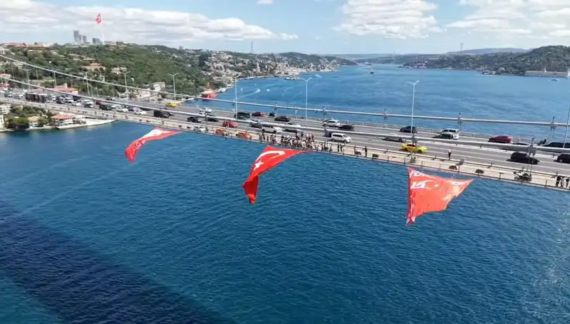 Türk Bayrağı, Köprüde Gururla Dalgalanıyor: İşte Detaylar!