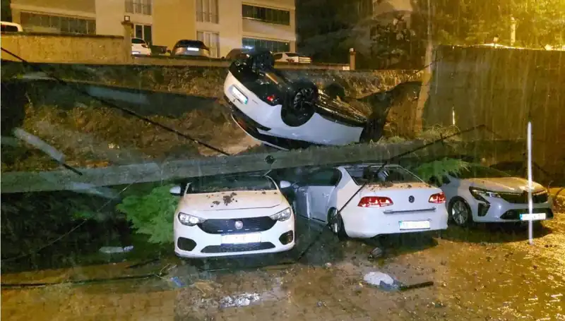 Duvar Çökmesi Sonucu 4 Araç Kullanılamaz Hale Geldi