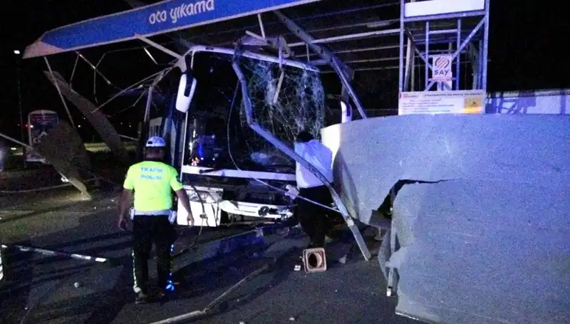 Otobüs Oto Yıkamada Kazaya Karıştı: 8 Kişi Yaralandı
