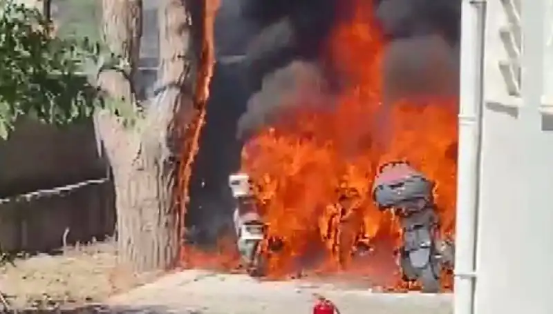 Park Halindeki Motosikletler Korkunç Bir Yangınla Küle Döndü