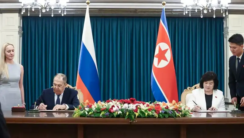 Rusya ve Kuzey Kore Arasında Tarihi Görüşme: Lavrov ve Mevkidaşı Buluştu