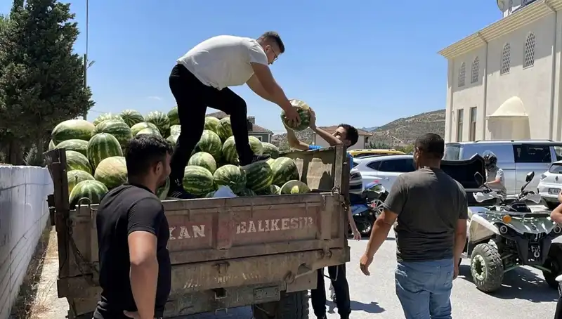 Sosyal Sorumluluk Projesi: Tonlarca Karpuz Ücretsiz Dağıtıldı