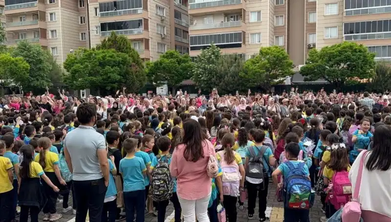 Öğrencilerden Annelerine Unutulmaz Duygusal Sürpriz: Gözyaşları Sel Oldu