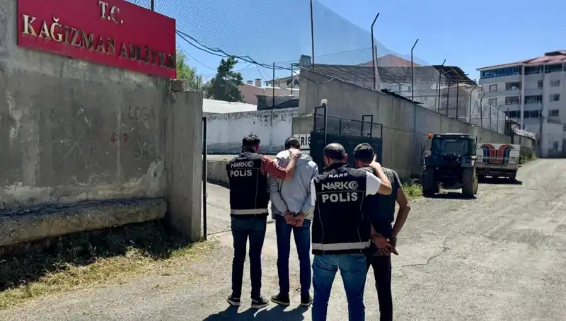 Kars'ta Uyuşturucu Operasyonu: Sokaklarda Terör Estiren İki Şahıs Yakalandı