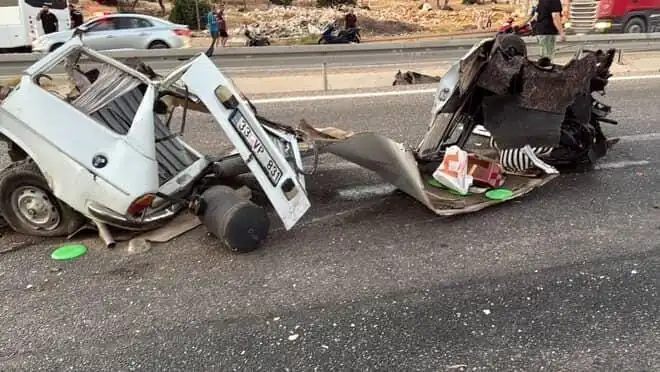 Korkunç Kaza: Bariyere Çarpan Araçta Bir Ölü, Bir Yaralı
