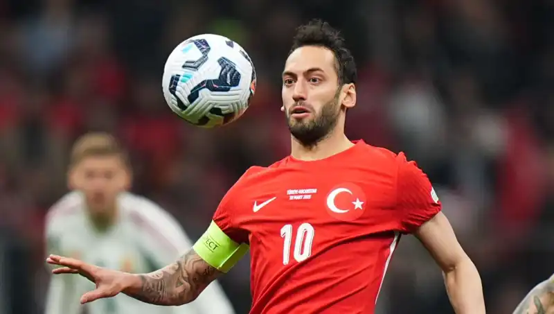 Fenerbahçe'nin Hakan Çalhanoğlu Teklifi: Mourinho ısrarını sürdürüyor