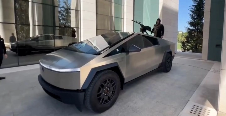 Savaş Makinesine Dönüşen Tesla Cybertruck Uzaktan Kapatıldı