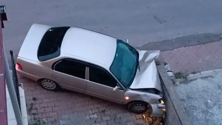 Kontrolü Kaybeden Araç Duvara Çarptı: Kaza Anının Şok Edici Detayları