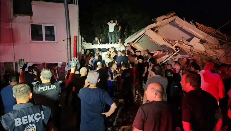 Balıkesir Sındırgı'da Şiddetli Deprem: Hayatını Kaybedenler ve Yaralılar