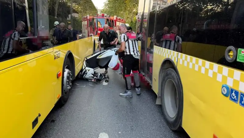 Motosiklet İETT Otobüslerinin Arasına Sıkıştı: Korkunç Kaza Anları