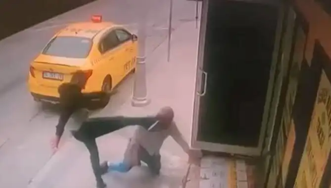 Taksi Durağında Şok Eden Olay: Alacaklı İle Oğul Arasındaki Kavga Büyüdü