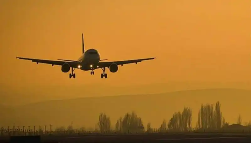 Çin'de Yolcu Uçağının Zorunlu İnişi: Neler Oldu ve Sonrası