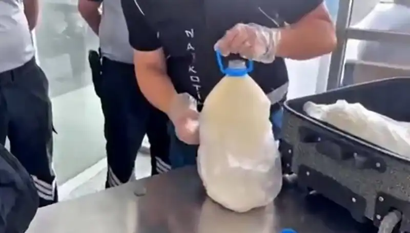 Havalimanında Şaşırtan Yakalama: 12 Kilogram Süt Şişesi İçinde Ele Geçirildi