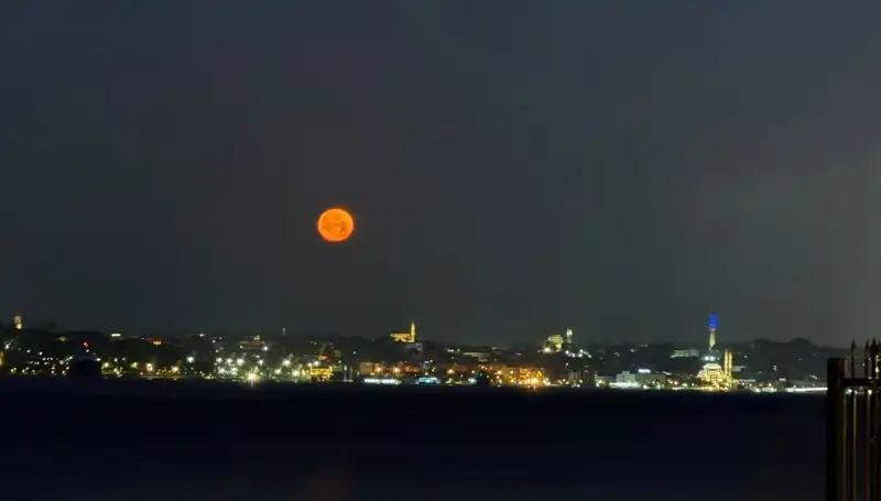 İstanbul'da "Çilek Dolunayı" Göz Kamaştıran Manzaralar Sunuyor
