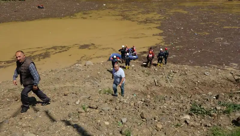 Trabzon’da Sel Felaketi: Evinde Su Tahliye Eden Adamın Dramı