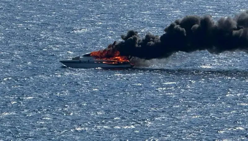İzmir'deki Motoryat Yangını: Sahil Güvenlik Ekipleri Olay Yerinde