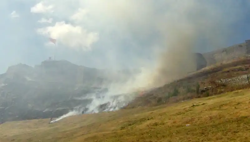 Kars Kalesi’nin Eteklerinde Korkutan Anız Yangını: Doğa İçin Tehlike