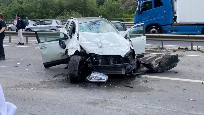 Betonda Kayarak Bariyerlere Çarpan Araçta Üç Kişi Yaralandı
