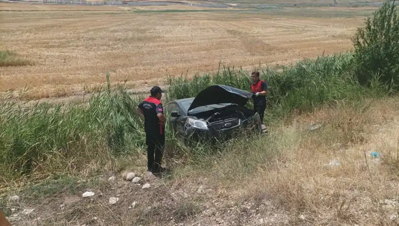 Otomobil Şarampole Uçtu: Kaza Sonrası İki Yaralı Hastanelik Oldu