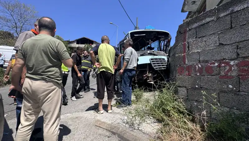 Minibüs Kazasında 14 Kişi Yaralandı: Detayların Arkasında Yatan Nedenler
