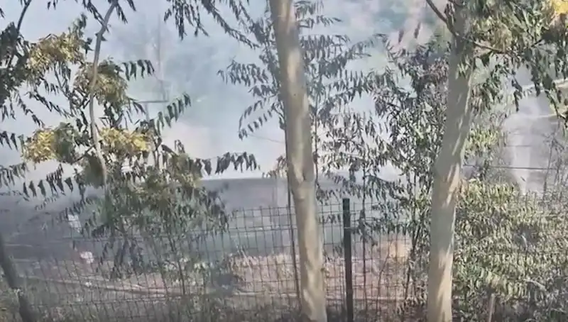Sultangazi'de Otluk Alanda Yangın: Gecekonduya Sıçrayan Alevler Panik Yarattı
