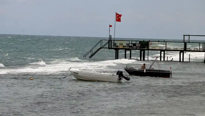 Poyraz Rüzgarı Sahilleri Etkisi Altında Bıraktı: Denize Girmek Yasaklandı